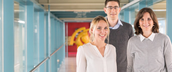 drei Personen stehen im Gang drei Personen stehen im Gang